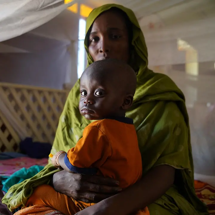Hungersnot im Sudan | UNICEF/Zakaria Ein Kleindkind auf dem Arm seiner Mutter im Sudan