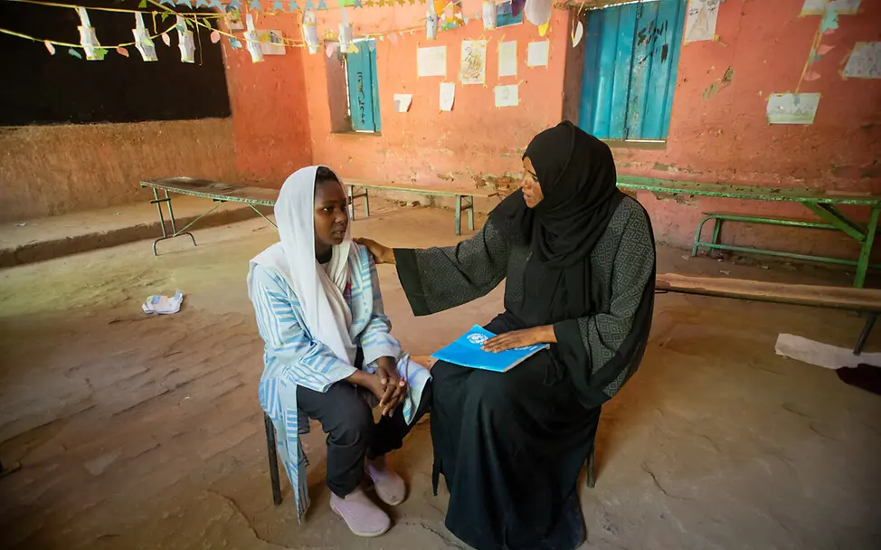 Psychologische Betreuung im Sudan | © UNICEF/UNI546810/Elfatih Ein junges Mädchen im Sudan mit ihrer Psychologin im Gespräch