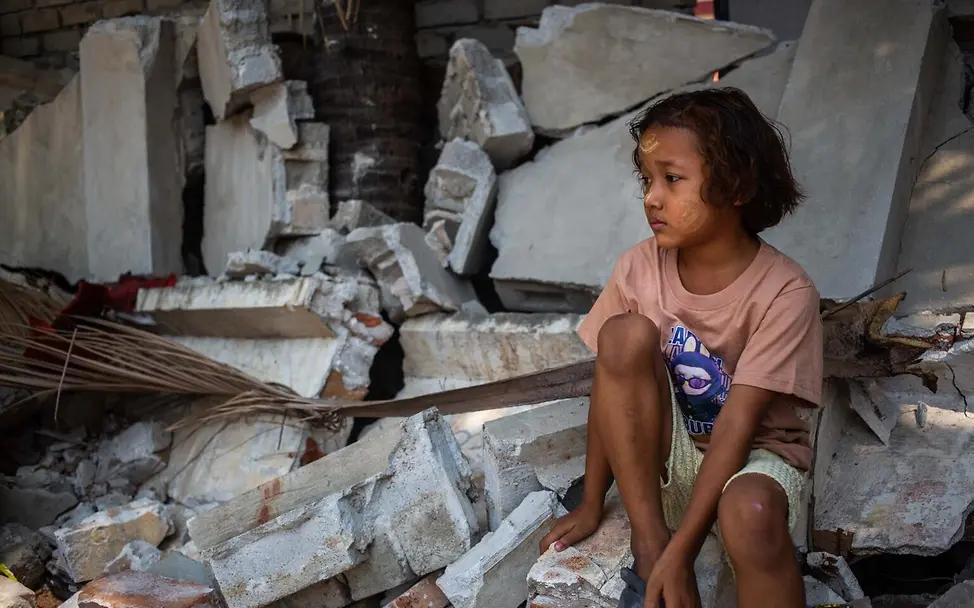 Kinder nach dem Erdbeben in Myanmar | © UNICEF/UNI772814/Htet Ein Mädchen in Myanmar in den Trümmern eines Hauses