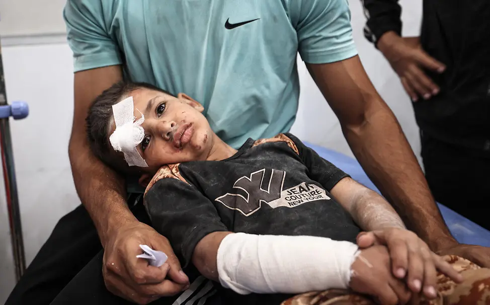 Ein verletzter Junge in Gaza | © UNICEF/UNI799060/El Baba Ein verletzter Junge in Gaza