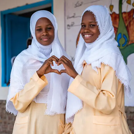 Zwei Mädchen im Sudan | © UNICEF/UNI823837/Rajab Zwei Mädchen im Sudan formen ein Herz