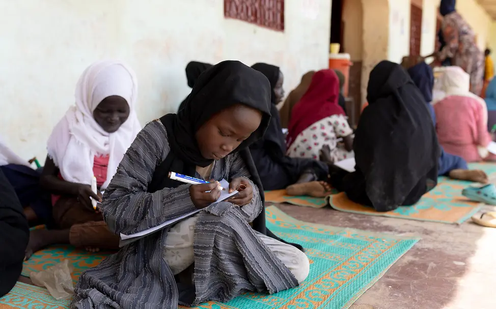 Alternativer Schulunterricht im Sudan | © UNICEF/UNI881181/Dawod Junge Mädchen malt in einem kinderfreundlichen Ort