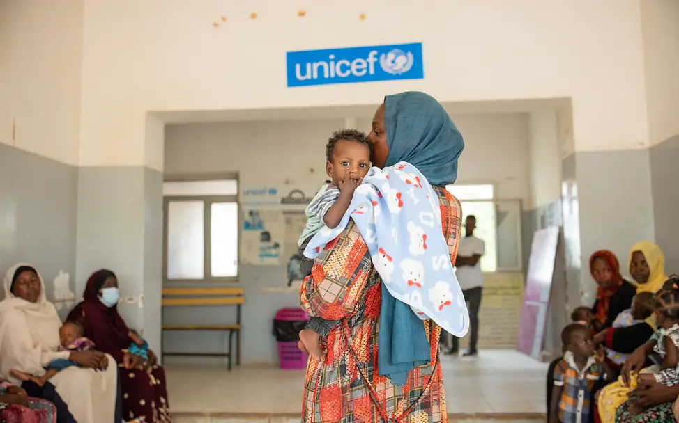 Mutter mit Kind im Sudan | © UNICEF/UNI880900/Elfatih Eine Mutter mit Kleinkind auf dem Arm