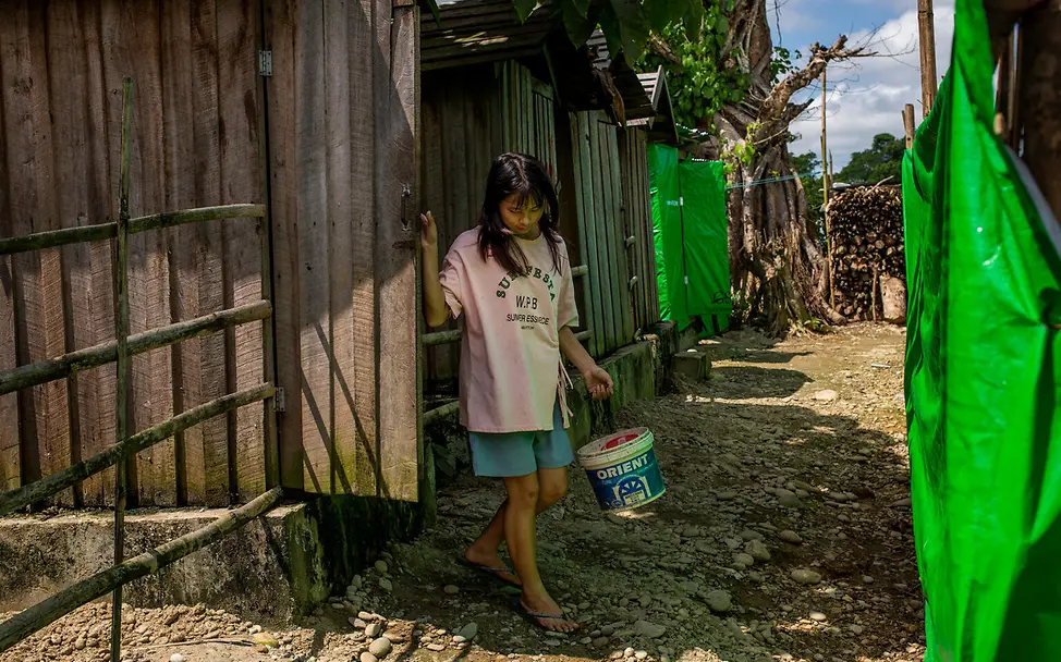 Kyang Sau im Geflüchtetencamp | © UNICEF/UNI871888/Htet Ein Mädchen mit einem Eimer in der Hand