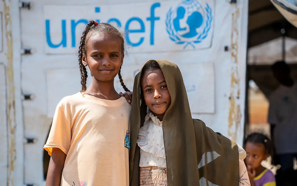 Kinder im Sudan | © UNICEF/UNI837614/Rajab Zwei Mädchen vor einem Zelt im Sudan