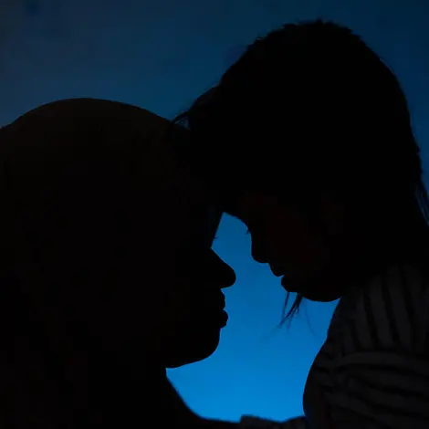 Kindheit im Schatten von Krieg und Armut | © UNICEF/UNI790515/Chair Zwei Umrisse von einem Kind und einem Erwachsenen