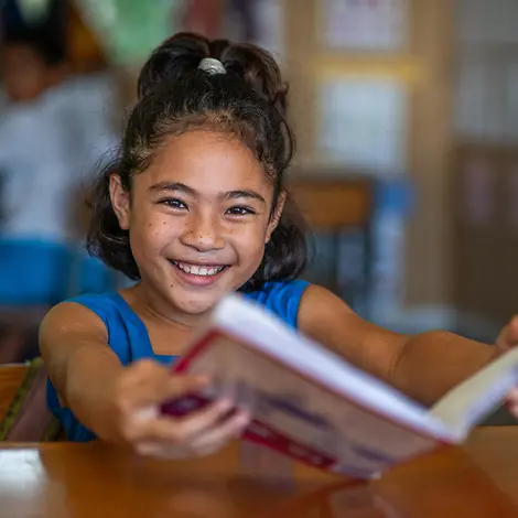 Bildung für Kinder | UI for UNICEF Ein Mädchen mit einem Buch