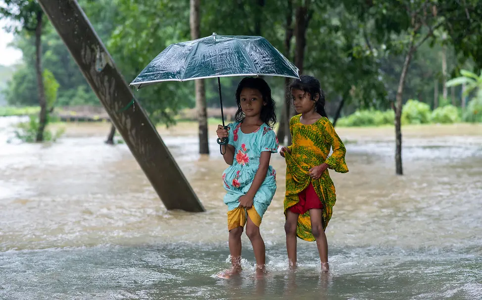 Fluten in Bangladesch | © UNICEF/UNI830060/ Zwei Mädchen in Bangladesch