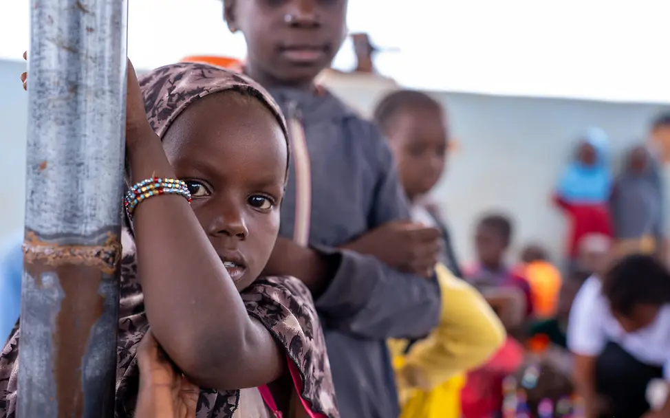 Kleinkind in Burkina Faso | © UNICEF/UNI820246/Adamou Ein Kleinkind schaut in die Kamera