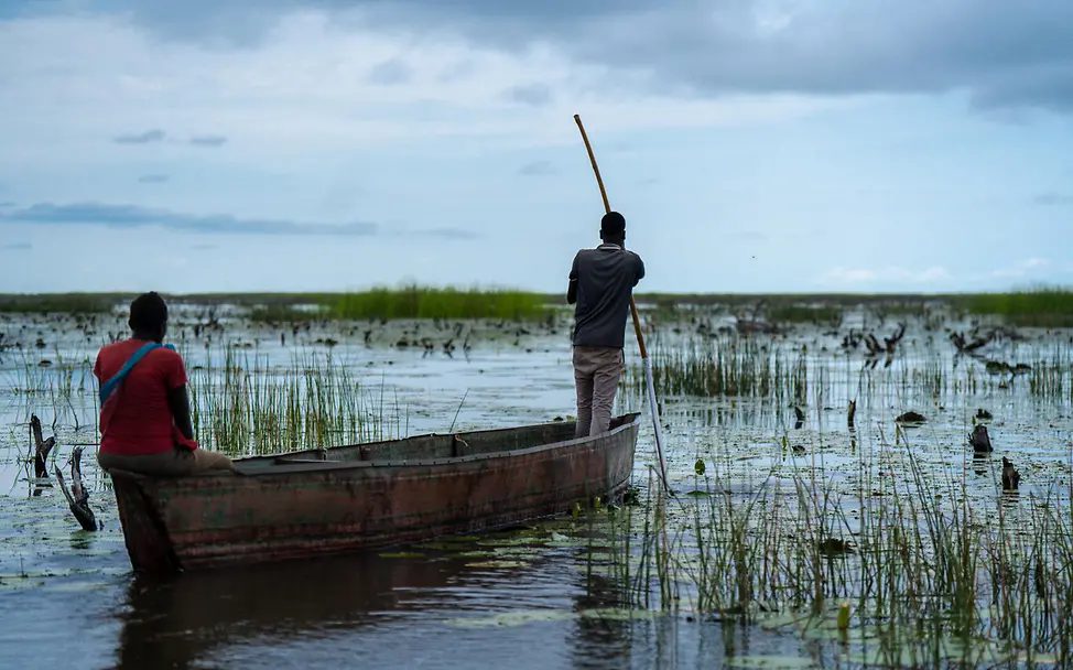 Überschwemmungen im Südsudan | © UNICEF/UNI896469/Nelson Zwei Menschen auf einem Boot