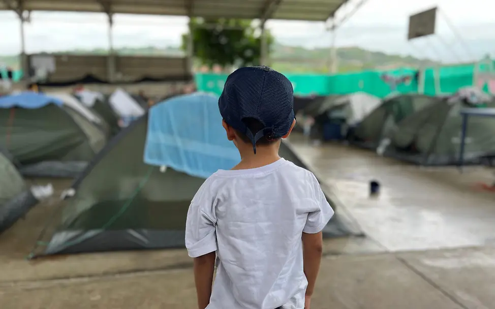 Ein Junge in Kolumbien | © UNICEF/UNI844122/Pinedo Ein Junge in Kolumbien vor einem Zelt