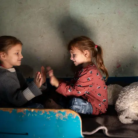 Zwei Kinder beim Spielen | © UNICEF/UNI928307/Malashina Zwei Kinder spielen auf einem Bett