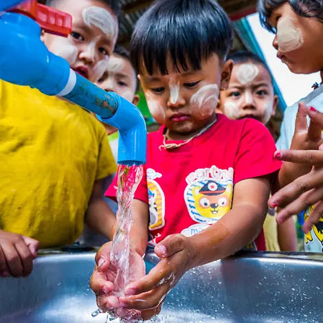 Kinder beim Händewaschen | © UNICEF/UNI954342/Oo Kinder beim Händewaschen