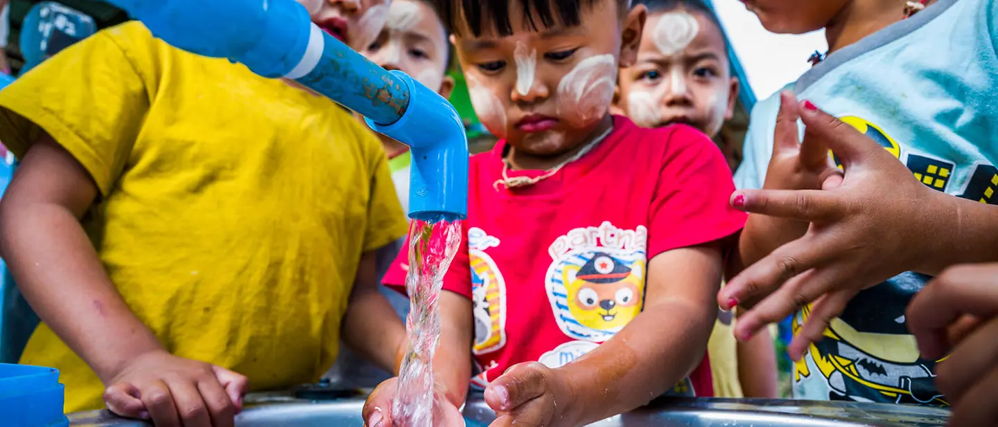 Kinder beim Händewaschen | © UNICEF/UNI954342/Oo Kinder beim Händewaschen