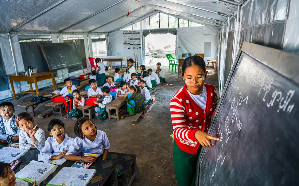 Unterricht in Myanmar Eine Lehrerin in einem Klassenzimmer im Zelt