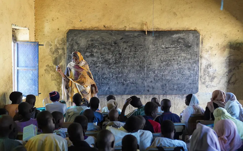 Lehrerin Alawiya im Unterricht | © UNICEF/UNI918153/Jamal Eine Lehrerin im Unterricht
