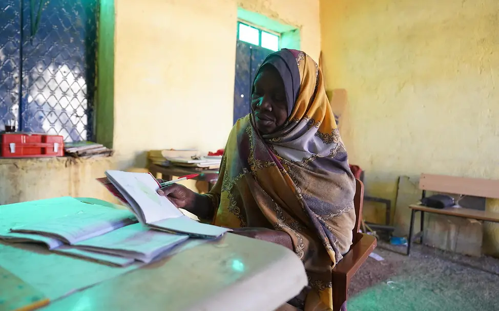 Lehrerin Alawiya | © UNICEF/UNI918148/Jamal Lehrerin bereitet Unterricht vor