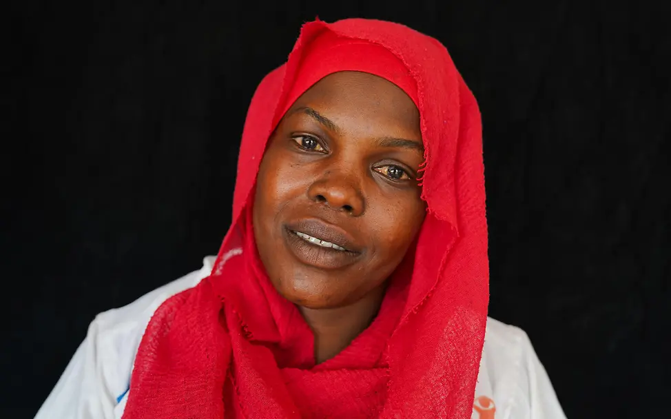 Fadeela Ahmed | © UNICEF/UNI939216/Jamal Junge Frau mit rotem Kopftuch frontal