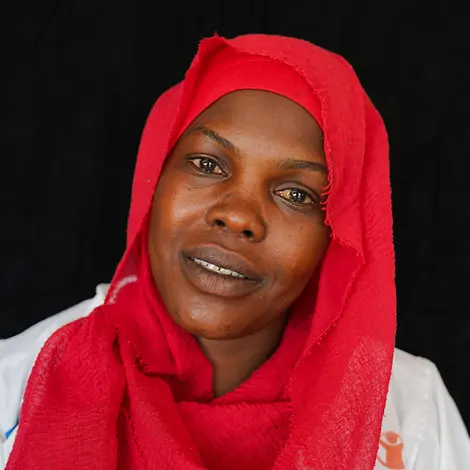 Fadeela Ahmed | © UNICEF/UNI939216/Jamal Junge Frau mit rotem Kopftuch frontal