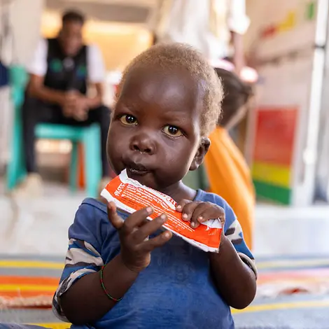 Ein kleiner Junge mit therapeutischer Zusatznahrung | © UNICEF/UNI951426/Dawod Ein kleiner Junge mit Erdnusspaste in der Hand