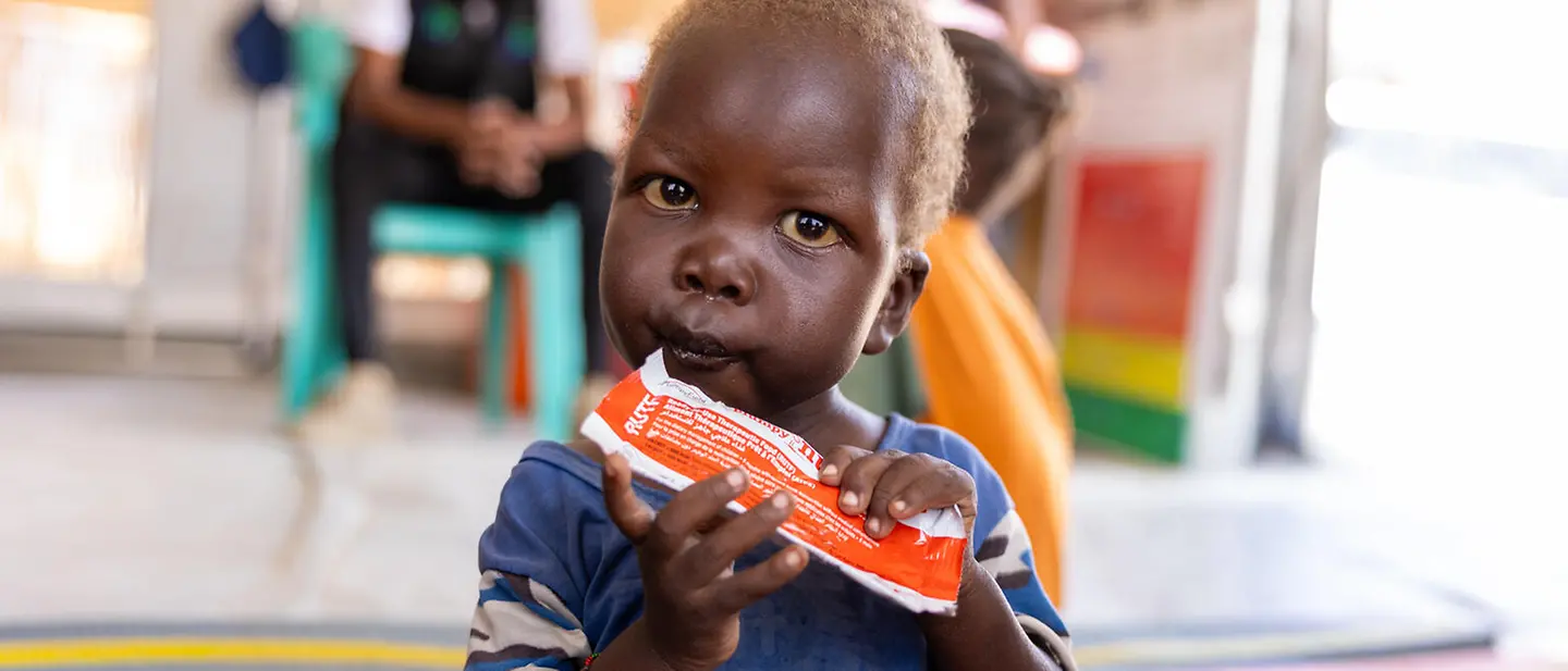 Ein kleiner Junge mit therapeutischer Zusatznahrung | © UNICEF/UNI951426/Dawod Ein kleiner Junge mit Erdnusspaste in der Hand