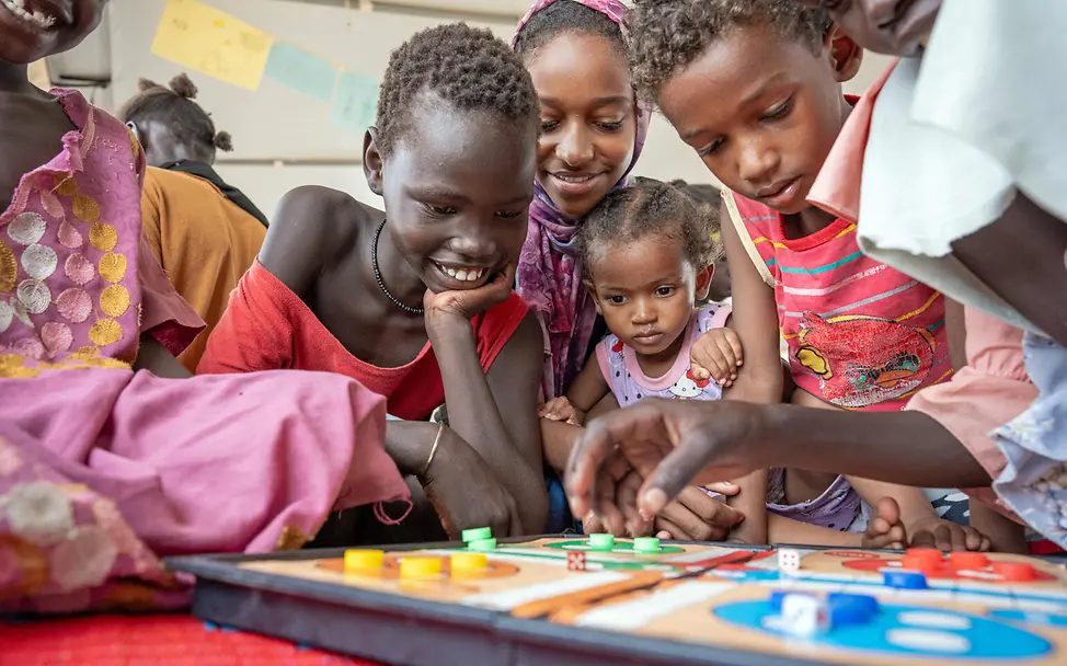 Kinder beim Spielen | © UNICEF/UNI646928/Naftalin Kinder spielen ein Brettspiel