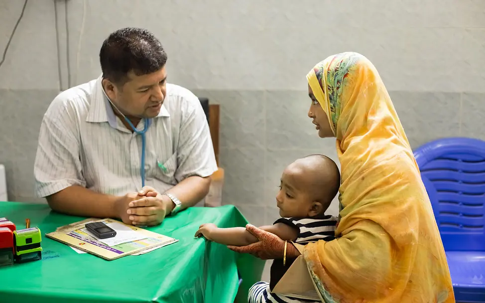 Kinder werden medizinisch behandelt | © UNICEF/UNI865845/Rasnat Medizinische Beratung in Bangladesch