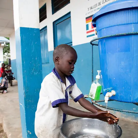 Händewaschen beim Ebola Ausbruch | © UNICEF/UNI993099/Ndomba EIn Junge wäscht sich die Hände