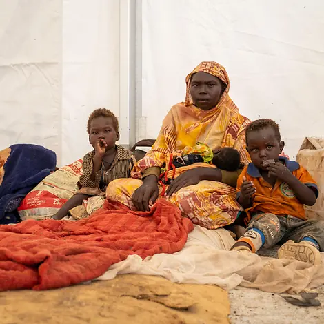Hilfslieferungen sind im Sudan angekommen | © UNICEF/UNI927089/Saif Eine Mutter mit zwei Kindern im Sudan
