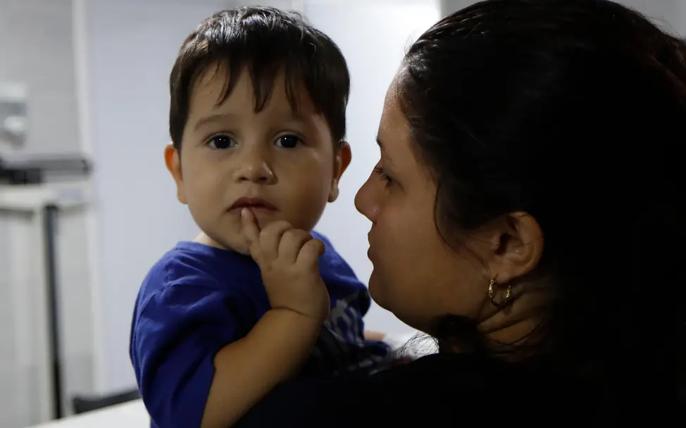 Ein kleiner Junge in Venezuela | © UNICEF/UNI558291/FERNANDEZ VILORIA Ein Junge und seine Mutter