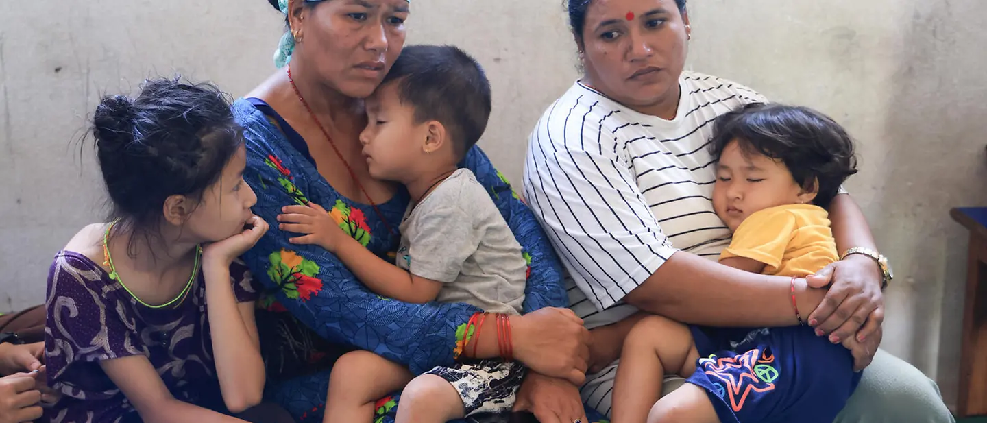 Sturzfluten in Nepal bedrohen Kinder | © UNICEF/UN0914933/Prasad Ngakhusi Frauen mit Kindern auf dem Arm