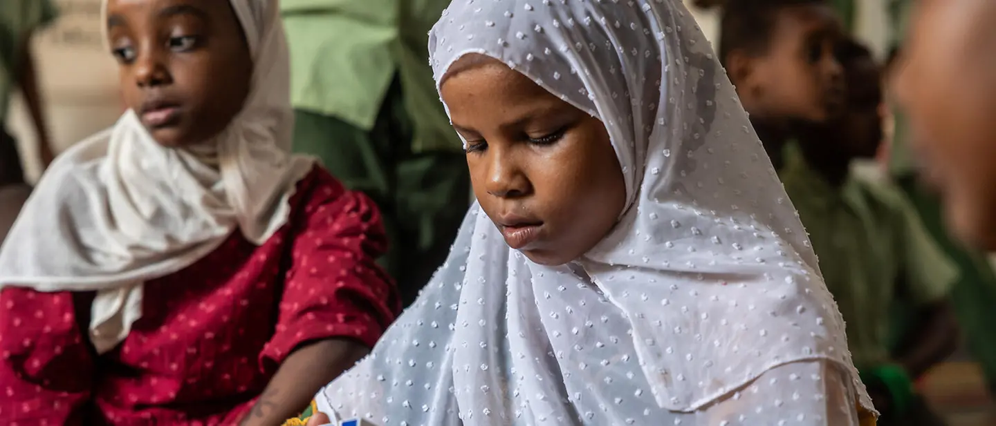 Mädchen spielt im Sudan im kinderfreundlichen Ort | © UNICEF/UN0931568/Elfatih Kind im kinderfreundlichen Ort